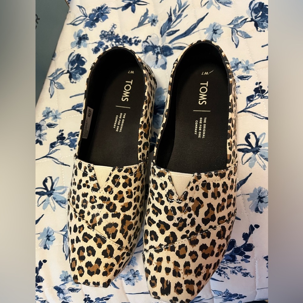 Toms Classic Birch Leopard Print Slip On’s